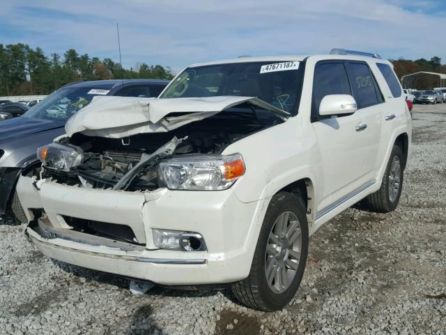 JTEZU5JR3D5060669 - 2013 TOYOTA 4RUNNER SR WHITE photo 2