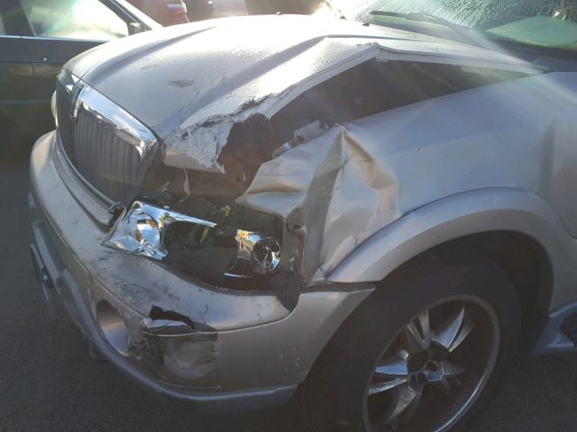 5LMFU28R92LJ13453 - 2002 LINCOLN NAVIGATOR Złoty zdjęcie 9