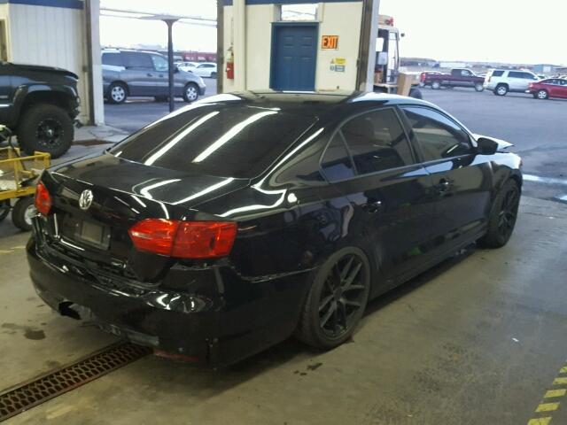 3VW2K7AJ3DM405269 - 2013 VOLKSWAGEN JETTA BASE შავი ფოტო 4