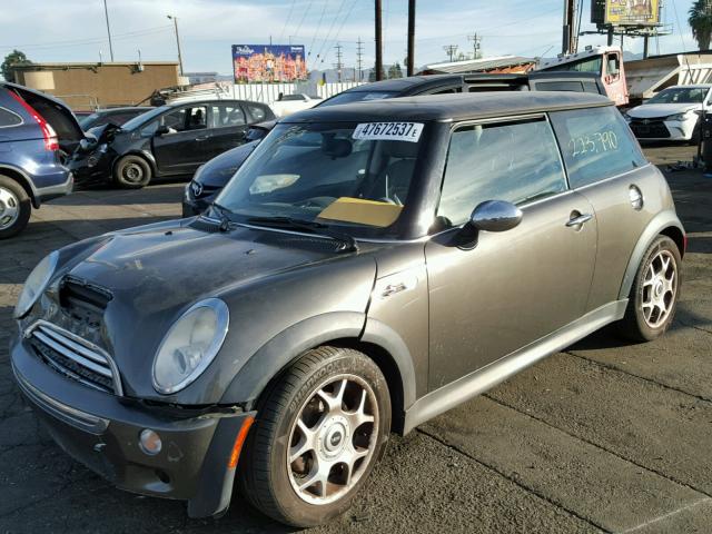 WMWRE335X6TN27808 - 2006 MINI COOPER S CHARCOAL photo 2