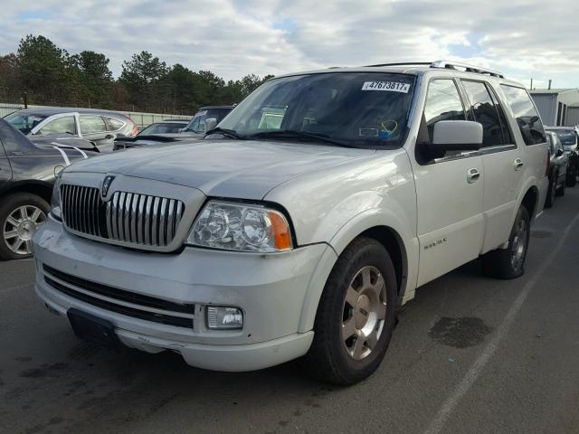 5LMFU28596LJ29865 - 2006 LINCOLN NAVIGATOR WHITE photo 2