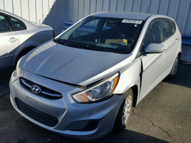 KMHCT5AE4FU204163 - 2015 HYUNDAI ACCENT GS SILVER photo 2