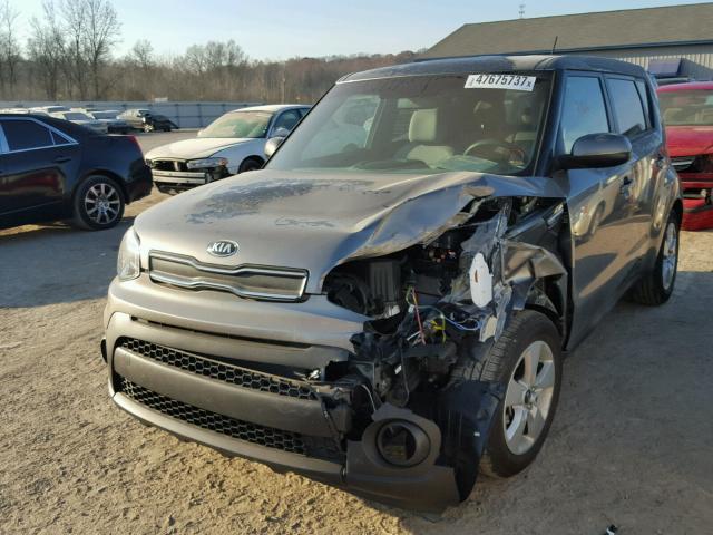 KNDJN2A24H7460475 - 2017 KIA SOUL GRAY photo 2