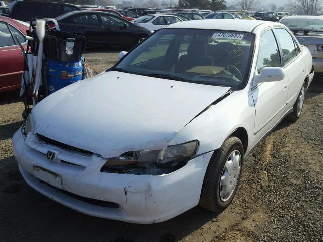 1HGCG5648WA107222 - 1998 HONDA ACCORD LX WHITE photo 2