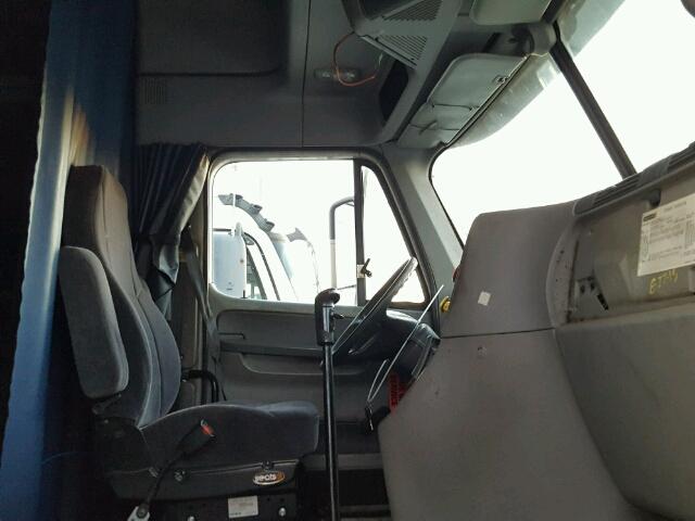 1FUJA6CV07LZ17596 - 2007 FREIGHTLINER CONVENTION WHITE photo 5