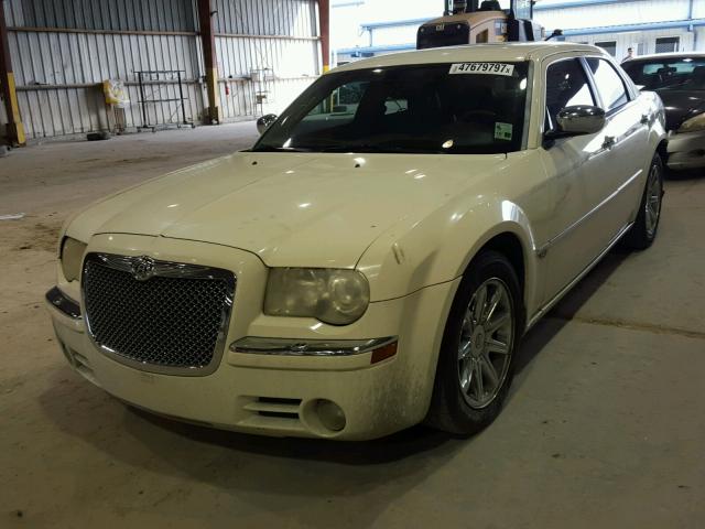 2C3AA63H85H630538 - 2005 CHRYSLER 300C WHITE photo 2