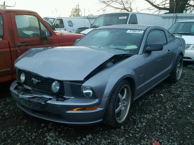 1ZVFT82H575311680 - 2007 FORD MUSTANG GT GRAY photo 2