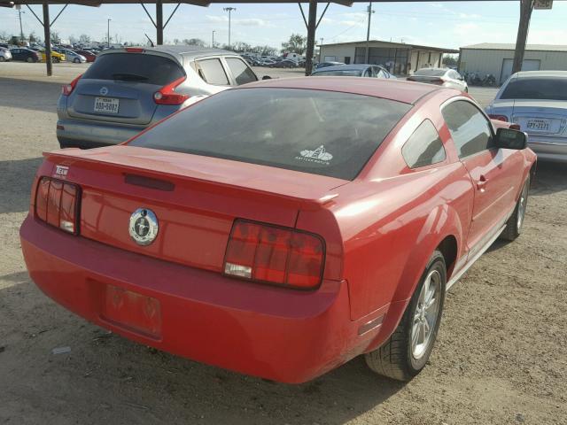 1ZVHT80N585107447 - 2008 FORD MUSTANG RED photo 4