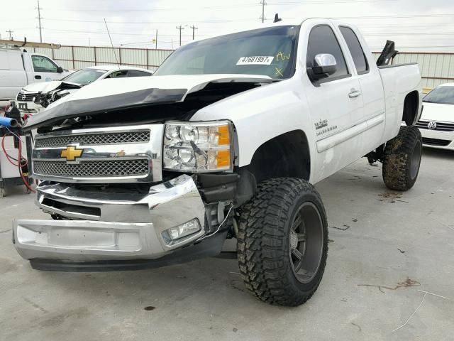 1GCRCSE06DZ405168 - 2013 CHEVROLET SILVERADO WHITE photo 2