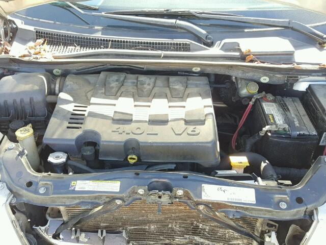 2A8HR64X58R744402 - 2008 CHRYSLER TOWN & COU SILVER photo 7