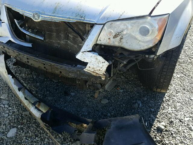 2A8HR64X58R744402 - 2008 CHRYSLER TOWN & COU SILVER photo 9