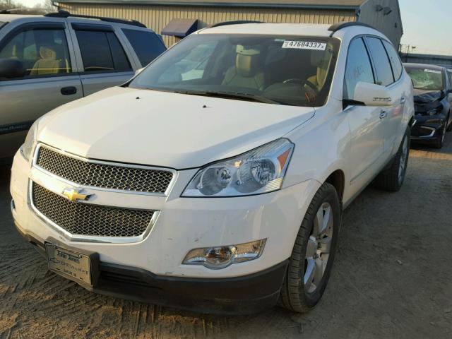 1GNKVLED0BJ395258 - 2011 CHEVROLET TRAVERSE L WHITE photo 2