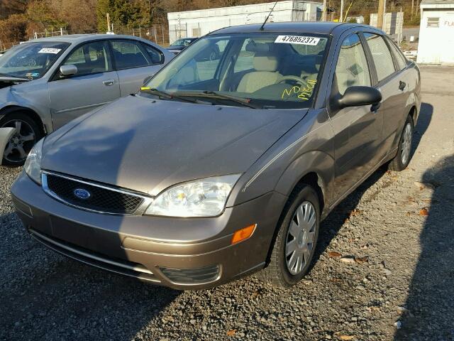 1FAFP34N55W141265 - 2005 FORD FOCUS ZX4 GOLD photo 2