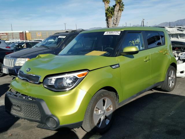 KNDJN2A23F7810661 - 2015 KIA SOUL GREEN photo 2