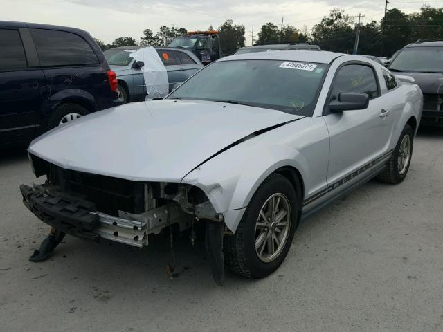 1ZVFT80N055209645 - 2005 FORD MUSTANG SILVER photo 2