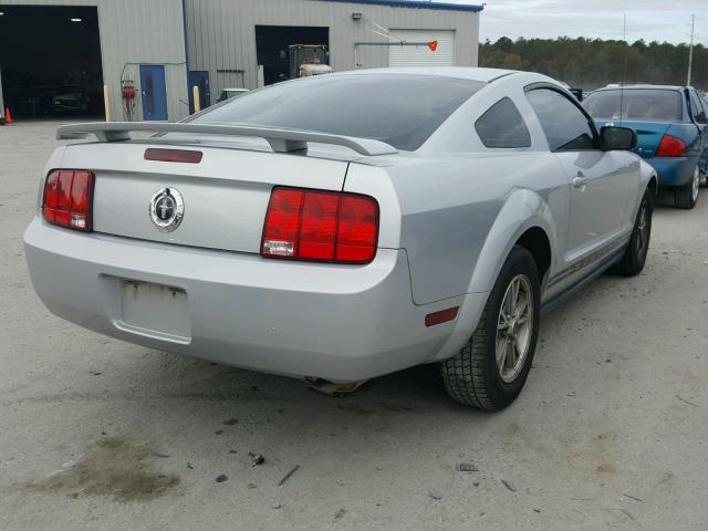 1ZVFT80N055209645 - 2005 FORD MUSTANG SILVER photo 4