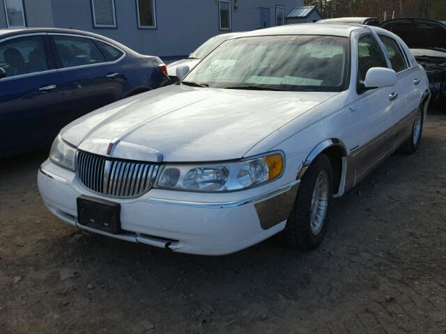 1LNFM81W7WY661059 - 1998 LINCOLN TOWN CAR E WHITE photo 2