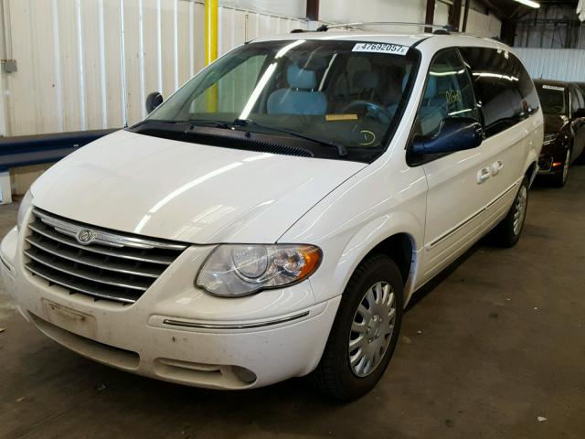 2C8GP64L95R506536 - 2005 CHRYSLER TOWN & COU WHITE photo 2