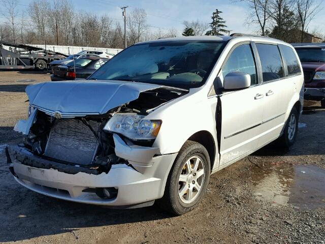 2A4RR5D15AR204145 - 2010 CHRYSLER TOWN & COU SILVER photo 2