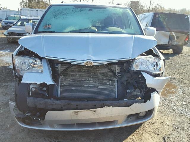 2A4RR5D15AR204145 - 2010 CHRYSLER TOWN & COU SILVER photo 9