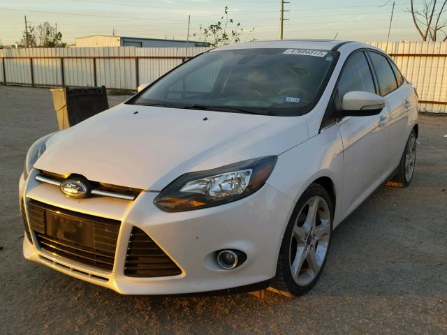 1FAHP3J27CL434974 - 2012 FORD FOCUS TITA WHITE photo 2