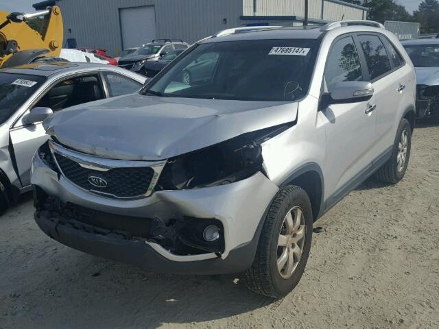 5XYKT3A14BG018250 - 2011 KIA SORENTO BA SILVER photo 2