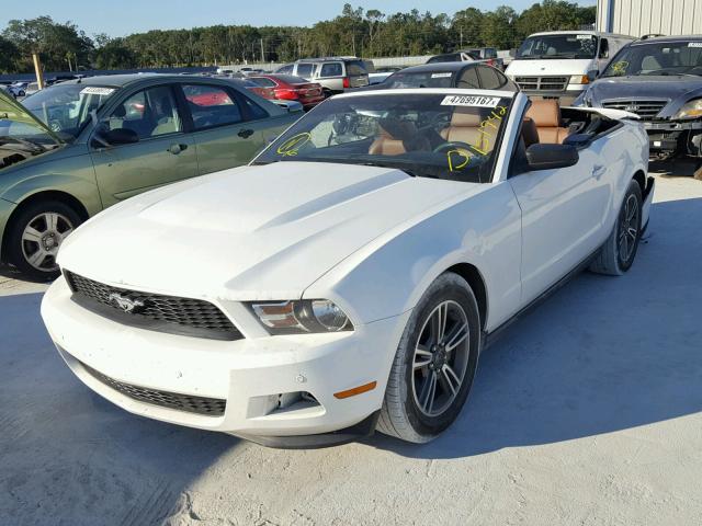 1ZVBP8EM9B5117822 - 2011 FORD MUSTANG WHITE photo 2