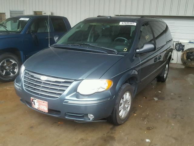 2C4GP54L15R511872 - 2005 CHRYSLER TOWN & COU GRAY photo 2