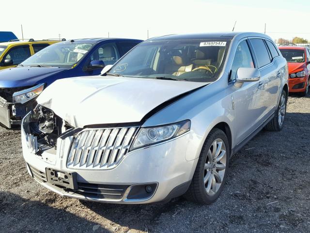 2LMHJ5FR1ABJ13328 - 2010 LINCOLN MKT SILVER photo 2