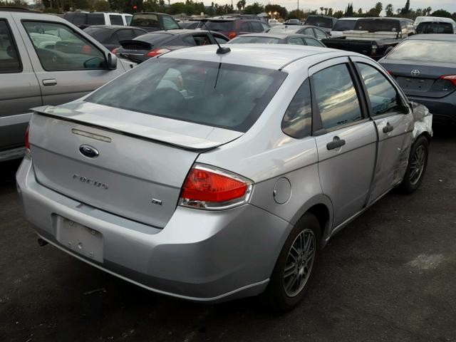 1FAHP3FN0AW104494 - 2010 FORD FOCUS SE SILVER photo 4