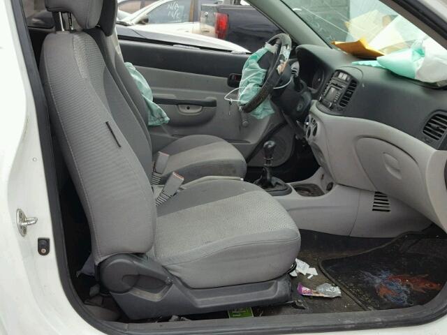 KMHCM36C98U097056 - 2008 HYUNDAI ACCENT GS WHITE photo 5