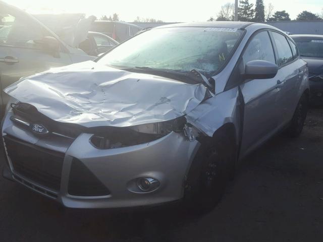 1FAHP3K29CL156884 - 2012 FORD FOCUS SE SILVER photo 2