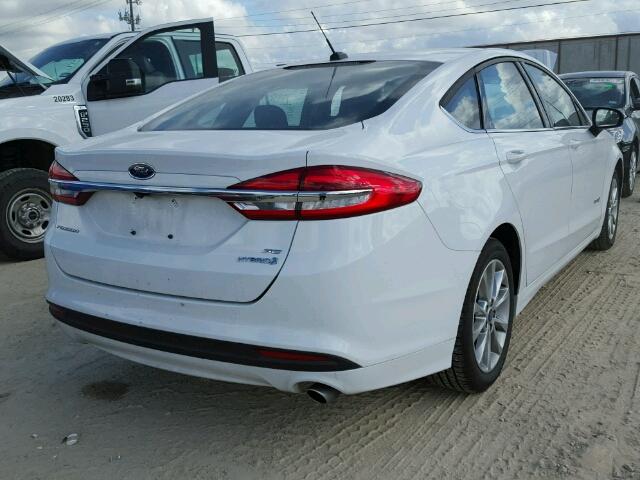 3FA6P0LUXHR385380 - 2017 FORD FUSION SE WHITE photo 4