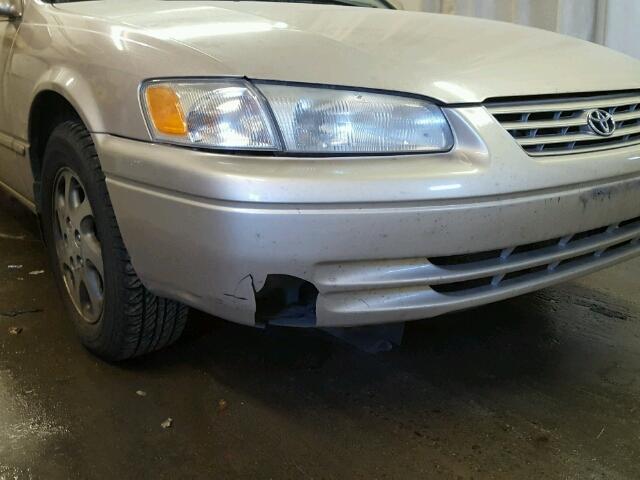 4T1BF28K0WU067994 - 1998 TOYOTA CAMRY CE TAN photo 9