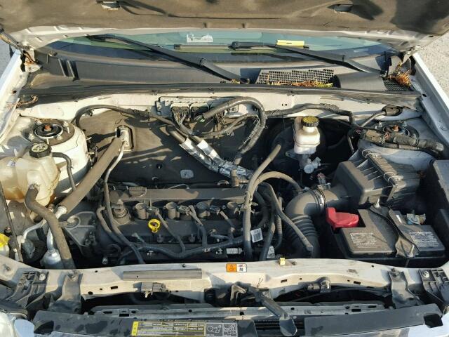 1FMCU03759KC98410 - 2009 FORD ESCAPE XLT WHITE photo 7