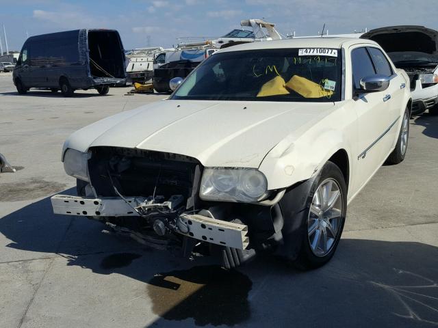 2C3LA63H38H289062 - 2008 CHRYSLER 300C WHITE photo 2