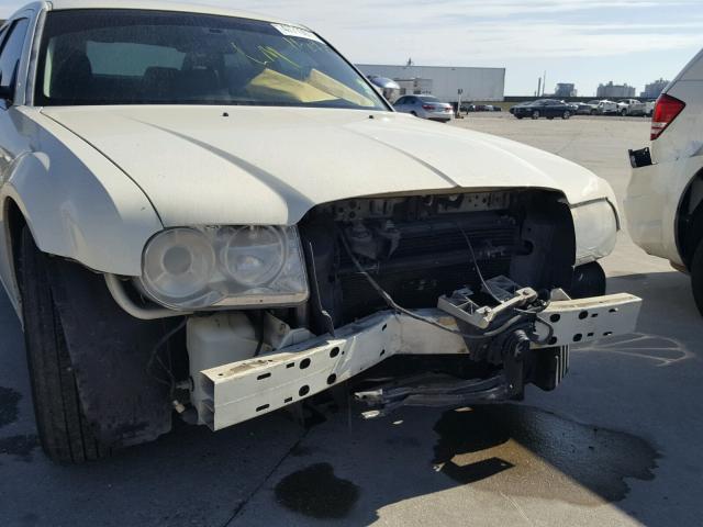 2C3LA63H38H289062 - 2008 CHRYSLER 300C WHITE photo 9