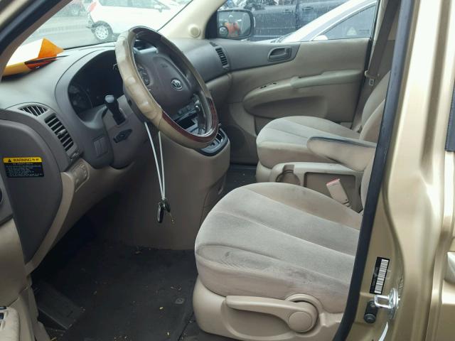 KNDMG4C78B6370867 - 2011 KIA SEDONA LX GOLD photo 5