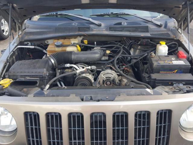 1J4GL38K26W182720 - 2006 JEEP LIBERTY RE TAN photo 7