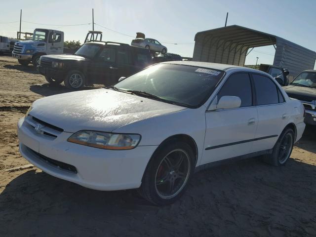 1HGCG5640YA019459 - 2000 HONDA ACCORD LX WHITE photo 2