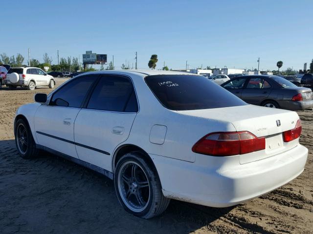 1HGCG5640YA019459 - 2000 HONDA ACCORD LX WHITE photo 3