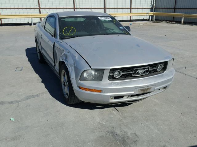 1ZVHT80N585113197 - 2008 FORD MUSTANG SILVER photo 1