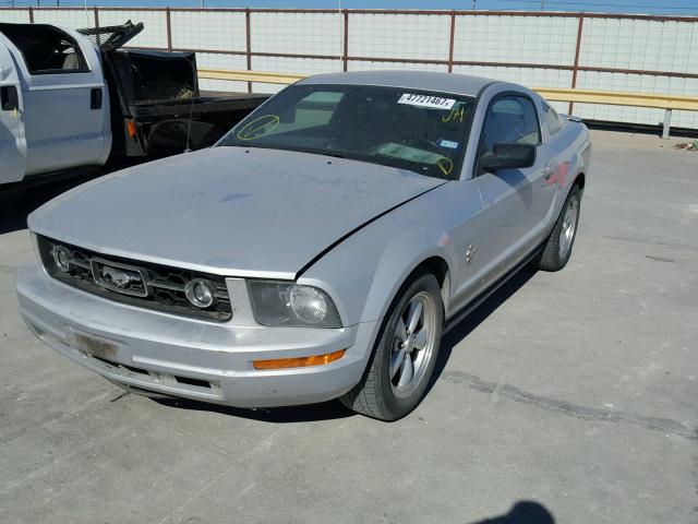 1ZVHT80N585113197 - 2008 FORD MUSTANG SILVER photo 2