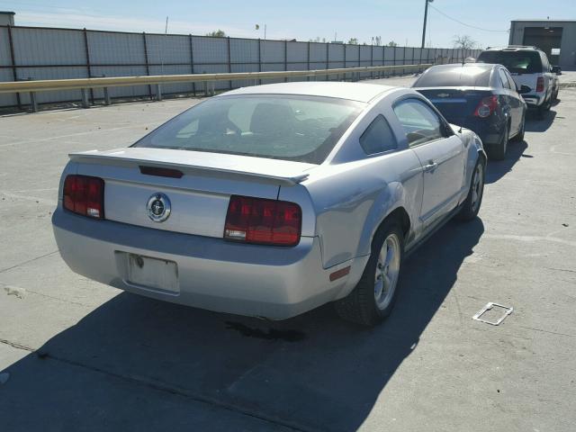 1ZVHT80N585113197 - 2008 FORD MUSTANG SILVER photo 4