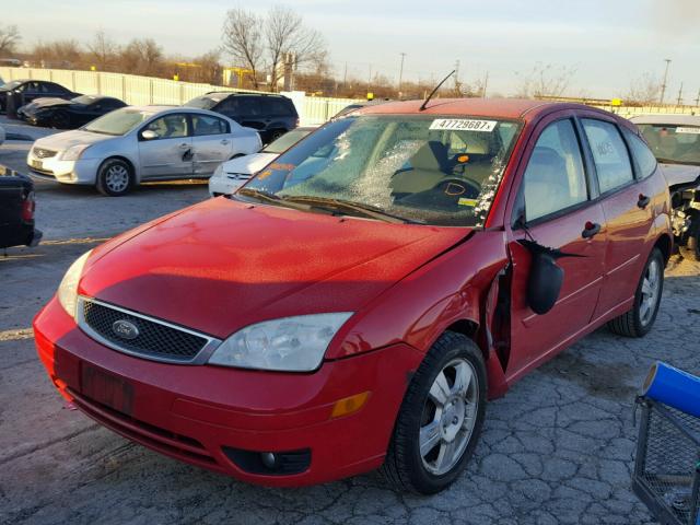 3FAFP37N95R134916 - 2005 FORD FOCUS ZX5 RED photo 2