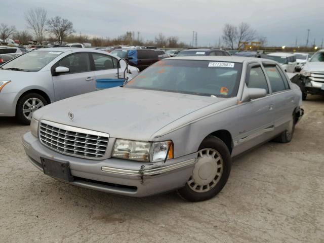 1G6KD54Y6WU784957 - 1998 CADILLAC DEVILLE SILVER photo 2