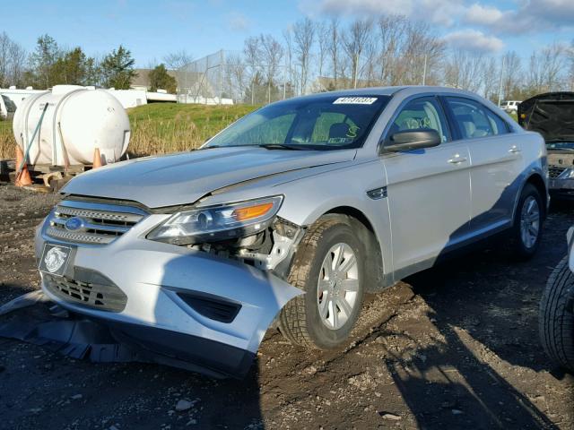 1FAHP2DWXCG110273 - 2012 FORD TAURUS SE SILVER photo 2