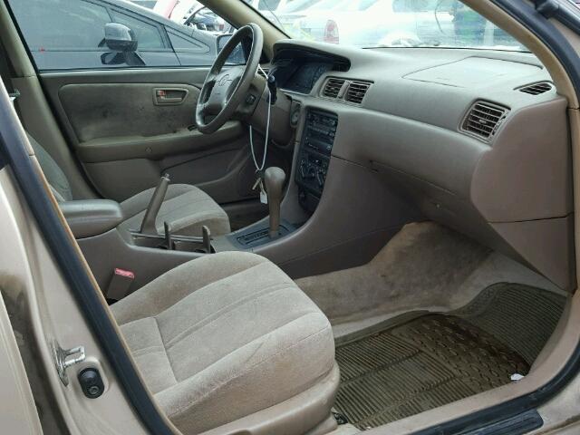 JT2BF22K7W0086913 - 1998 TOYOTA CAMRY CE BEIGE photo 5