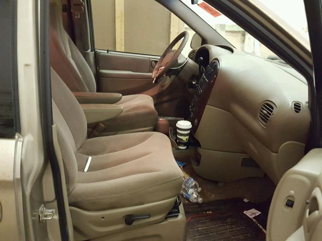 2C4GP44342R746921 - 2002 CHRYSLER TOWN & COU TAN photo 5