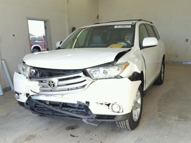 5TDBK3EH7DS182804 - 2013 TOYOTA HIGHLANDER WHITE photo 2